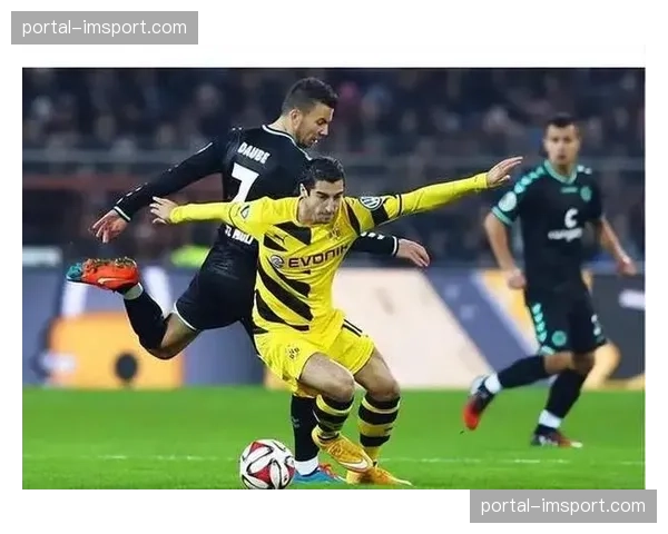 赛场花絮：门兴球迷在客场高歌致敬即将退役的对手门将